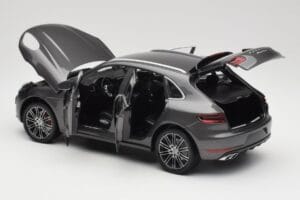 Porsche Macan Turbo 95B Grey Metallic Minichamps 1:18 110062501 Metal - imagem 5 de 8