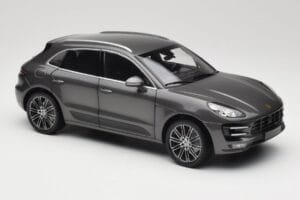 Porsche Macan Turbo 95B Grey Metallic Minichamps 1:18 110062501 Metal - imagem 6 de 8