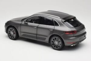 Porsche Macan Turbo 95B Grey Metallic Minichamps 1:18 110062501 Metal - imagem 7 de 8