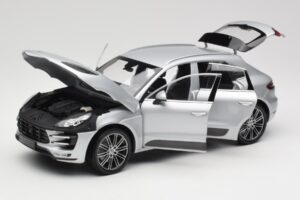 Porsche Macan Turbo 95B Prata Minichamps 1:18 110062504 Metal - imagem 2 de 8