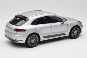 Porsche Macan Turbo 95B Prata Minichamps 1:18 110062504 Metal - imagem 3 de 8