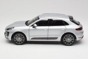 Porsche Macan Turbo 95B Prata Minichamps 1:18 110062504 Metal - imagem 4 de 8