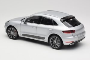 Porsche Macan Turbo 95B Prata Minichamps 1:18 110062504 Metal - imagem 5 de 8