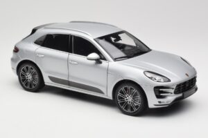 Porsche Macan Turbo 95B Prata Minichamps 1:18 110062504 Metal - imagem 6 de 8