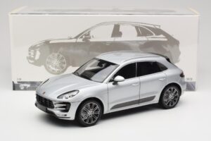 Porsche Macan Turbo 95B Prata Minichamps 1:18 110062504 Metal - imagem 8 de 8