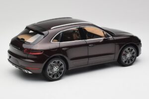 Porsche Macan 95B Turbo Mogno Metálico Minichamps 1:18 110062500 Metal - imagem 3 de 8