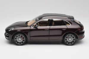Porsche Macan 95B Turbo Mogno Metálico Minichamps 1:18 110062500 Metal - imagem 4 de 8