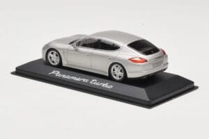 Porsche Panamera 970 Turbo Bege Minichamps 1:43 WAP0200519 Metal - imagem 3 de 4