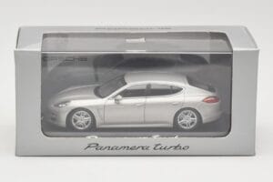 Porsche Panamera 970 Turbo Bege Minichamps 1:43 WAP0200519 Metal - imagem 4 de 4