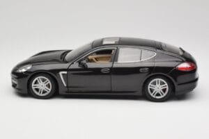 Porsche Panamera Turbo 970 Preto Maisto 1:18 36197 Metal - imagem 4 de 8