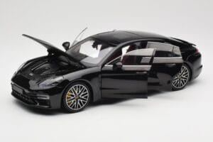 Porsche Panamera 971 Turbo S Preto Metallic Minichamps 1:18 113061076 Metal - imagem 2 de 8