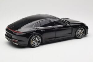 Porsche Panamera 971 Turbo S Preto Metallic Minichamps 1:18 113061076 Metal - imagem 3 de 8