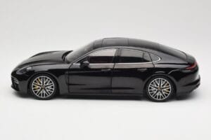 Porsche Panamera 971 Turbo S Preto Metallic Minichamps 1:18 113061076 Metal - imagem 4 de 8