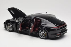 Porsche Panamera 971 Turbo S Preto Metallic Minichamps 1:18 113061076 Metal - imagem 5 de 8