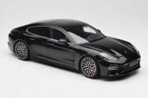 Porsche Panamera 971 Turbo S Preto Metallic Minichamps 1:18 113061076 Metal - imagem 6 de 8