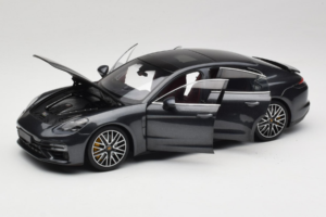 Porsche Panamera 971 Turbo S Grey Metallic Minichamps 1:18 113061073 Metal - imagem 2 de 8