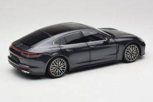 Porsche Panamera 971 Turbo S Grey Metallic Minichamps 1:18 113061073 Metal - imagem 3 de 8
