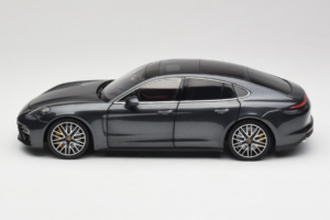 Porsche Panamera 971 Turbo S Grey Metallic Minichamps 1:18 113061073 Metal - imagem 4 de 8