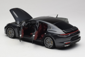 Porsche Panamera 971 Turbo S Grey Metallic Minichamps 1:18 113061073 Metal - imagem 5 de 8