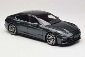 Porsche Panamera 971 Turbo S Grey Metallic Minichamps 1:18 113061073 Metal - imagem 6 de 8