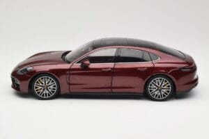 Porsche Panamera 971 Turbo S Vermelho Metallic Minichamps 1:18 113061077 Metal - imagem 4 de 8