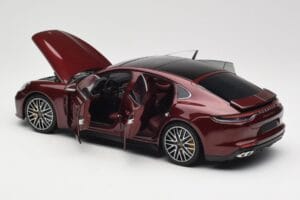 Porsche Panamera 971 Turbo S Vermelho Metallic Minichamps 1:18 113061077 Metal - imagem 5 de 8