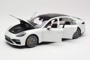 Porsche Panamera 971 Turbo S Branco Metallic Minichamps 1:18 113061074 Metal - imagem 2 de 8