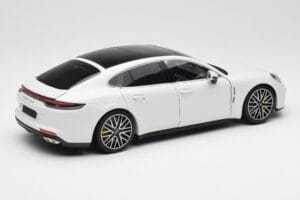 Porsche Panamera 971 Turbo S Branco Metallic Minichamps 1:18 113061074 Metal - imagem 3 de 8