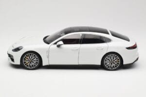 Porsche Panamera 971 Turbo S Branco Metallic Minichamps 1:18 113061074 Metal - imagem 4 de 8