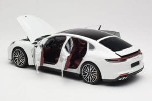 Porsche Panamera 971 Turbo S Branco Metallic Minichamps 1:18 113061074 Metal - imagem 5 de 8