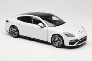 Porsche Panamera 971 Turbo S Branco Metallic Minichamps 1:18 113061074 Metal - imagem 6 de 8
