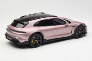 Porsche Taycan Turbo S Cross Turismo Rosa Metálico GT Spirit 1:18 GT440 Resina - imagem 2 de 6
