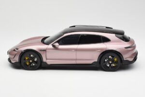 Porsche Taycan Turbo S Cross Turismo Rosa Metálico GT Spirit 1:18 GT440 Resina - imagem 3 de 6