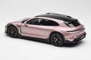 Porsche Taycan Turbo S Cross Turismo Rosa Metálico GT Spirit 1:18 GT440 Resina - imagem 5 de 6