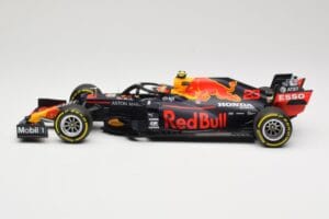 Red Bull Racing RB16 #23 A. Albon 4th Place Styrian GP 2020 Minichamps 1:18 110200223 Metal - imagem 3 de 6