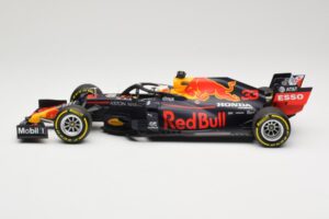 Red Bull Racing RB16 #33 M. Verstappen Winner 70th Anniversary GP 2020 Minichamps 1:18 110200533 Metal - imagem 3 de 6
