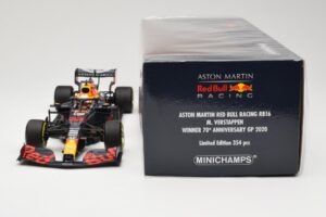 Red Bull Racing RB16 #33 M. Verstappen Winner 70th Anniversary GP 2020 Minichamps 1:18 110200533 Metal - imagem 6 de 6