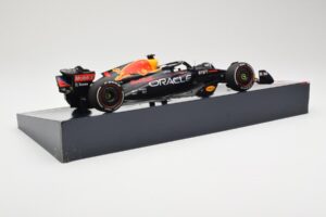 Red Bull Racing RB18 #1 M. Verstappen Winner Austin GP 2022 Minichamps 1:18 113222901 Metal - imagem 3 de 6