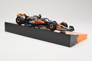 Red Bull Racing RB18 #1 M. Verstappen Winner Austin GP 2022 Minichamps 1:18 113222901 Metal - imagem 4 de 6