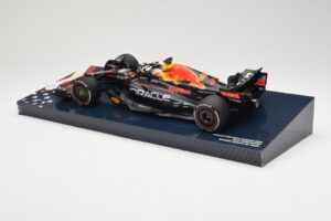 Red Bull Racing RB18 #1 M. Verstappen Winner Austin GP 2022 Minichamps 1:18 113222901 Metal - imagem 5 de 6