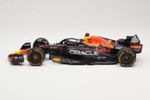 Red Bull Racing RB18 #1 M. Verstappen Winner Miami GP 2022 Minichamps 1:18 110220501 Metal - imagem 3 de 6