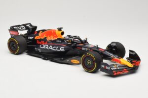 Red Bull Racing RB18 #1 M. Verstappen Winner Miami GP 2022 Minichamps 1:18 110220501 Metal - imagem 4 de 6