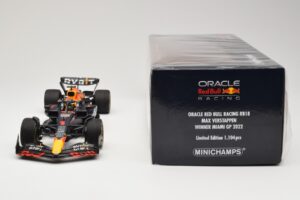Red Bull Racing RB18 #1 M. Verstappen Winner Miami GP 2022 Minichamps 1:18 110220501 Metal - imagem 6 de 6