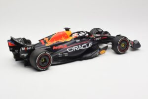 Red Bull Racing RB19 #1 M. Verstappen Winner Spanish GP 2023 Minichamps 1:18 110230801 Metal - imagem 2 de 6