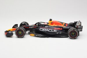 Red Bull Racing RB19 #1 M. Verstappen Winner Spanish GP 2023 Minichamps 1:18 110230801 Metal - imagem 3 de 6