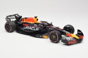 Red Bull Racing RB19 #1 M. Verstappen Winner Spanish GP 2023 Minichamps 1:18 110230801 Metal - imagem 4 de 6