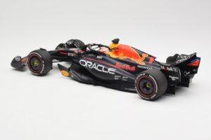 Red Bull Racing RB19 #1 M. Verstappen Winner Spanish GP 2023 Minichamps 1:18 110230801 Metal - imagem 5 de 6
