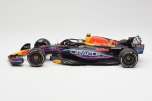 Red Bull Racing RB19 #11 S. Perez 2nd Place Miami GP 2023 Minichamps 1:18 110230511 Metal - imagem 3 de 6