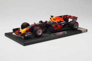 Red Bull Racing Tag Heuer RB13 #3 D. Ricciardo 3rd Place Malaysian GP 2017 Minichamps 1:18 117171503 Metal - imagem 2 de 6