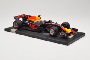 Red Bull Racing Tag Heuer RB13 #3 D. Ricciardo 3rd Place Malaysian GP 2017 Minichamps 1:18 117171503 Metal - imagem 4 de 6